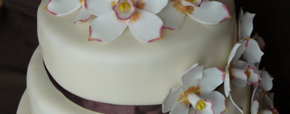Orchideás esküvői torta