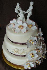 orchideás esküvői torta